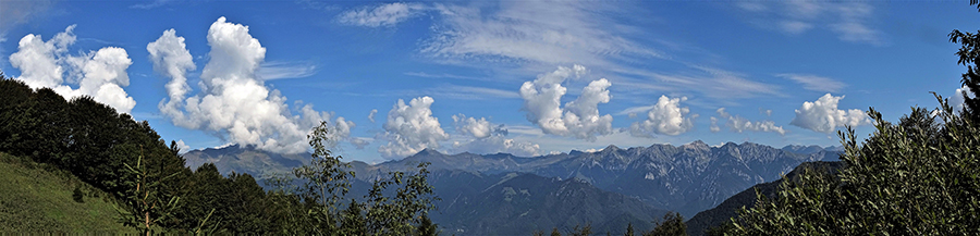 Dal Passo Bacianorti (1541 m) vista sulle Orobie